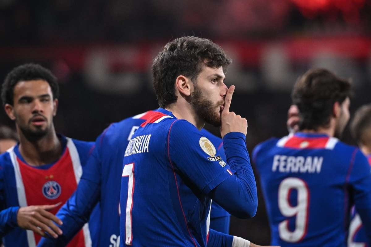 ხვიჩა კვარაცხელია გოლს აღნიშნავს, უკან — ფერან ტორესი, მე-9 ნომერი